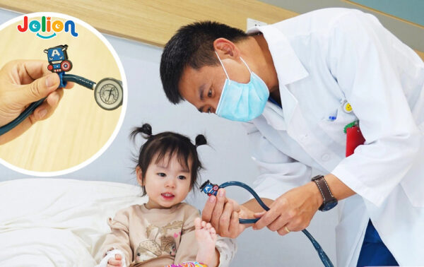 Bí quyết giúp xoa bỏ nỗi sợ bác sĩ ở trẻ