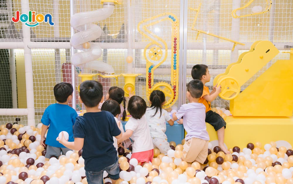 Bố mẹ cần bình tĩnh xử lý khi trẻ đánh nhau với bạn