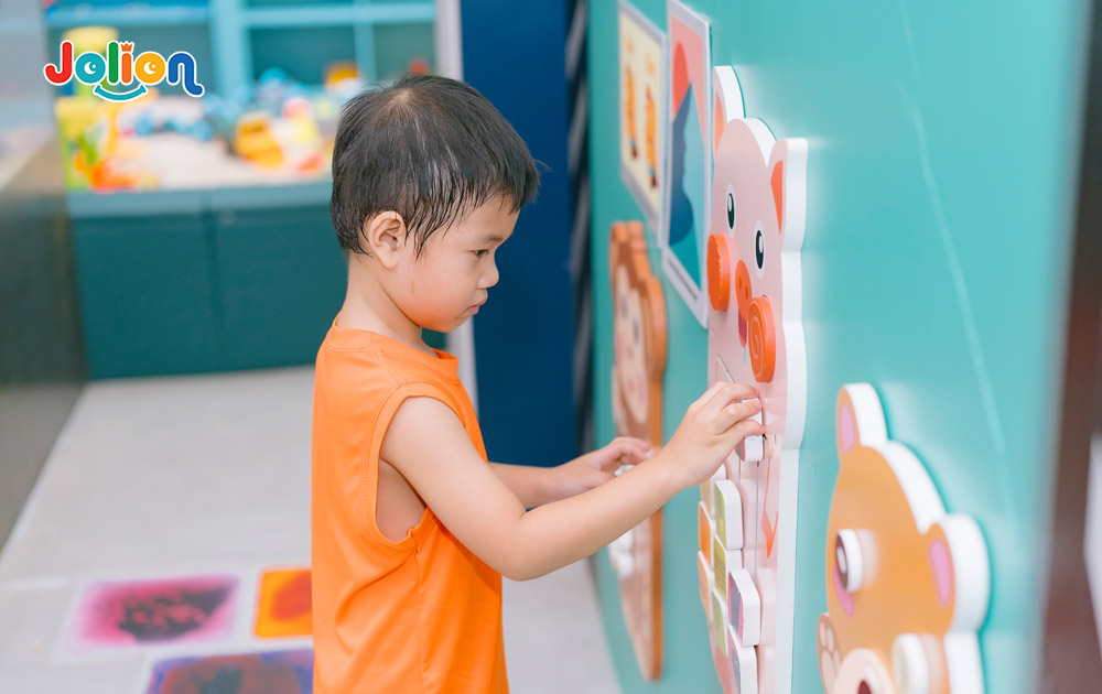 Bố mẹ cần bình tĩnh xử lý khi trẻ đánh nhau với bạn