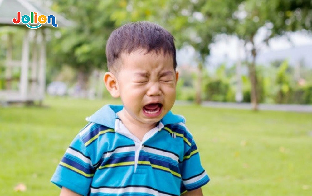 Khủng hoảng tuổi lên 2 ở trẻ khiến nhiều bố mẹ đau đầu