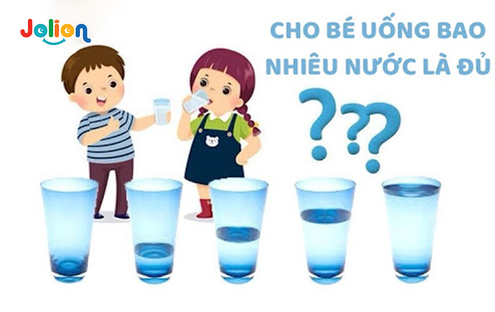 Khuyến khích trẻ uống đủ nước mỗi ngày là cực kỳ cần thiết