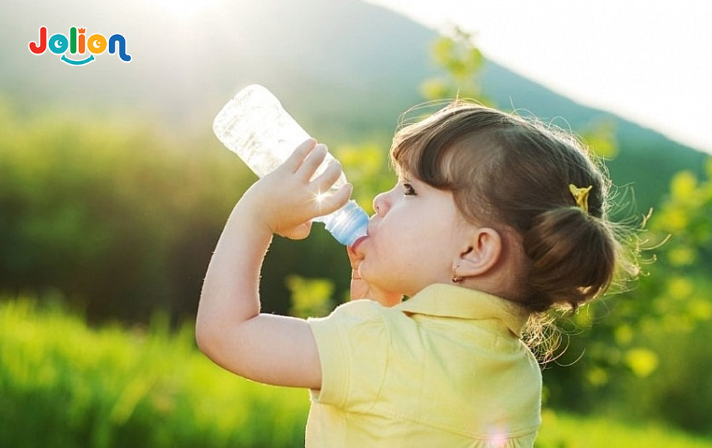 Khuyến khích trẻ uống đủ nước mỗi ngày là cực kỳ cần thiết