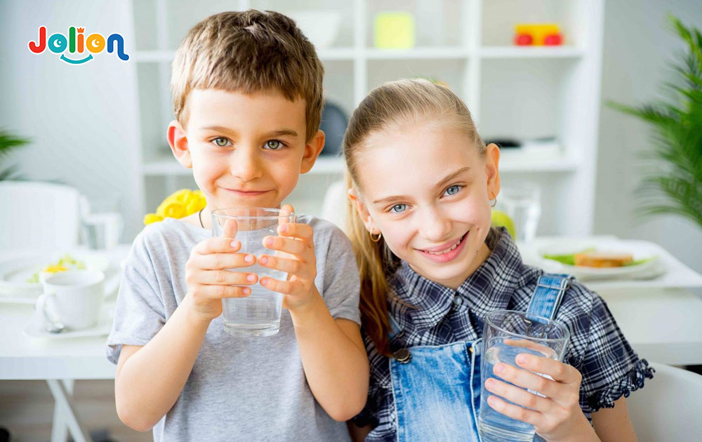 Khuyến khích trẻ uống đủ nước mỗi ngày là cực kỳ cần thiết