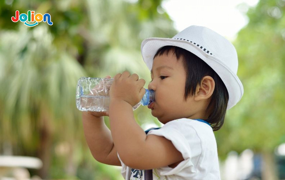 Khuyến khích trẻ uống đủ nước mỗi ngày là cực kỳ cần thiết