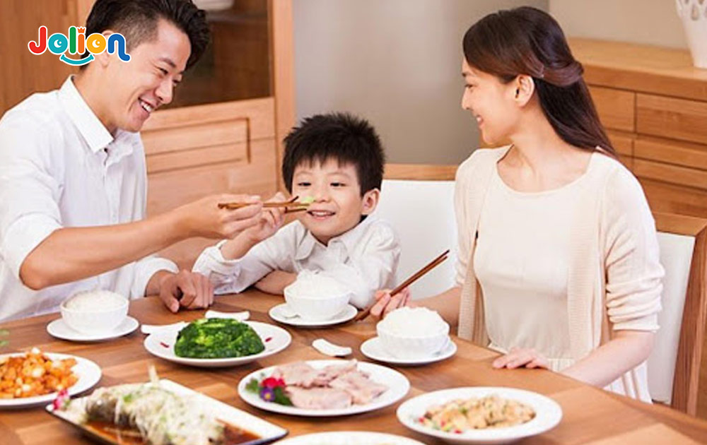 Kỷ luật bàn ăn cho trẻ - hơn cả một bữa ăn