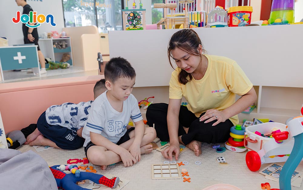 Phân biệt hiếu động và tăng động giảm chú ý ở trẻ