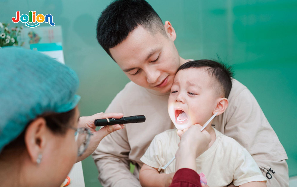 Tật dính thắng lưỡi ở trẻ em
